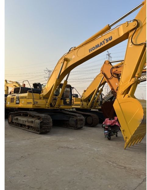 2020 Komatsu PC400-8 crawler excavator, side view 2020 Komatsu PC400-8 crawler excavator, side view