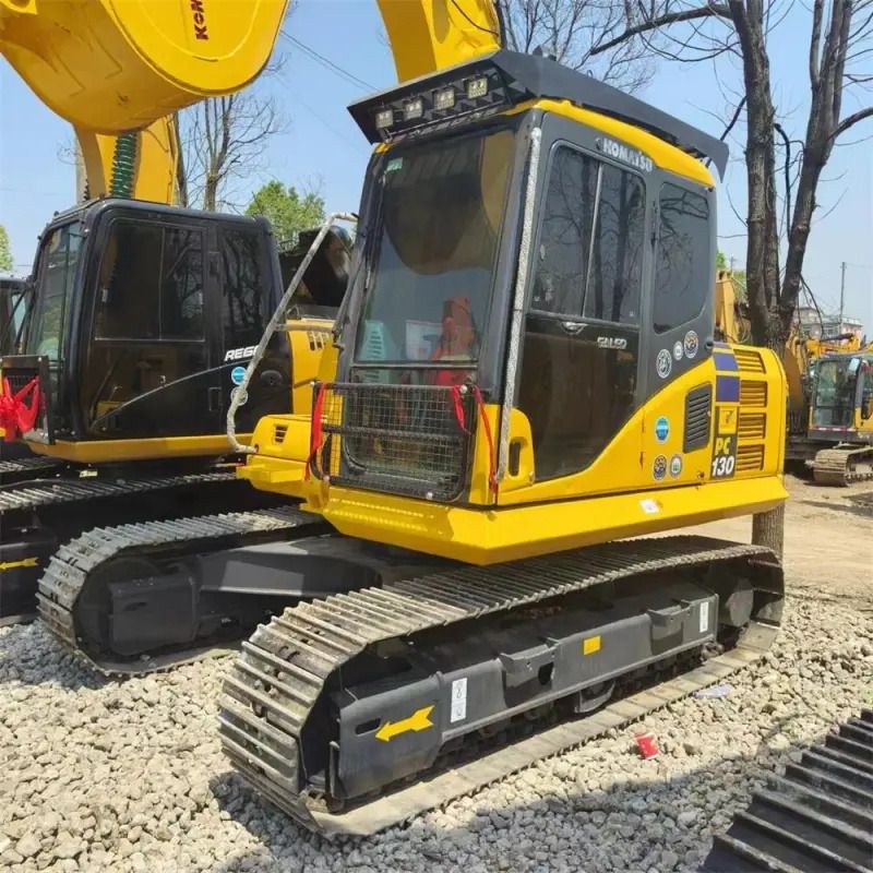 Komatsu PC130 crawler excavator, side view Komatsu PC130 crawler excavator, side view