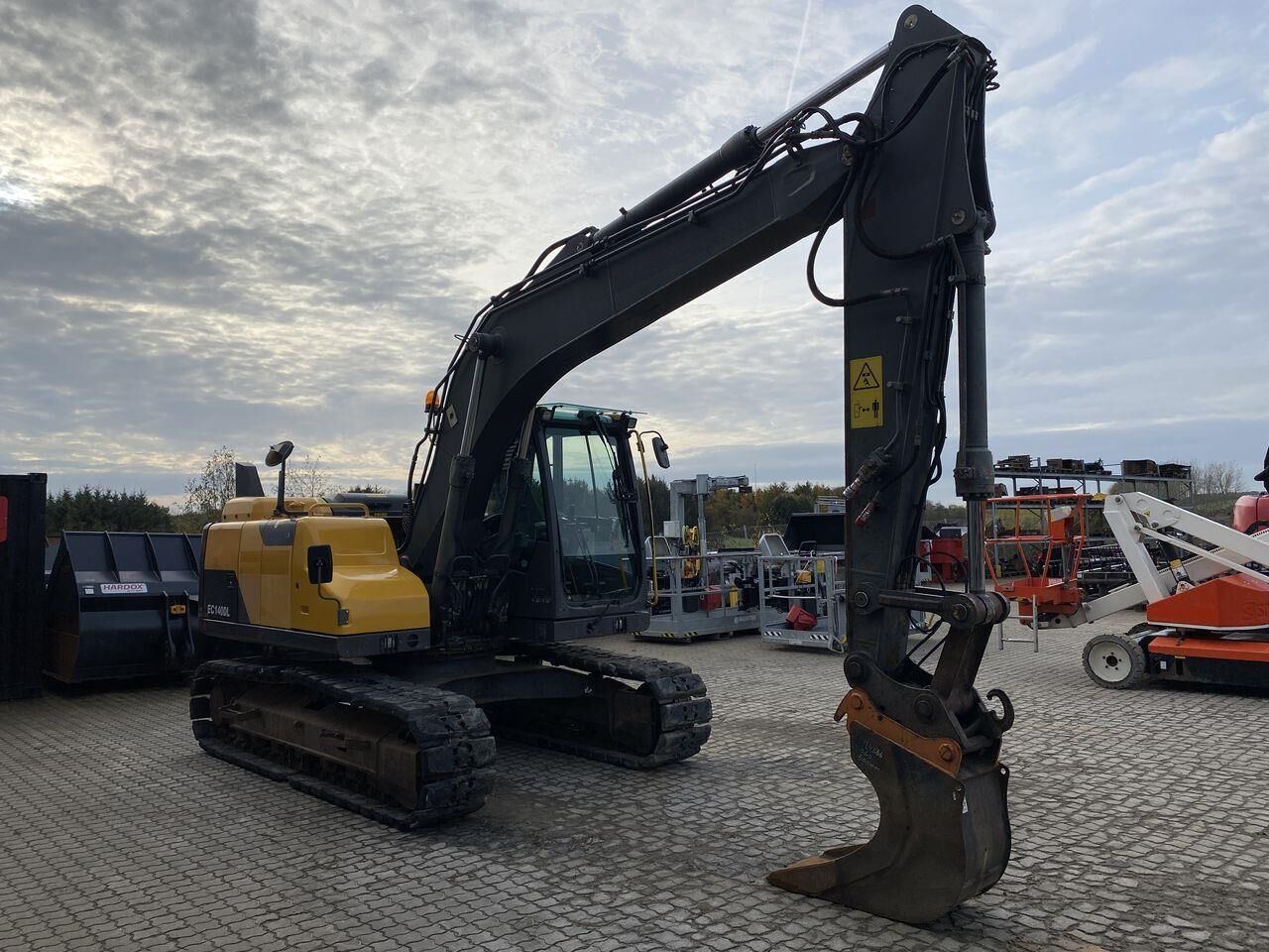 2013 Volvo EC140DL crawler excavator, side view