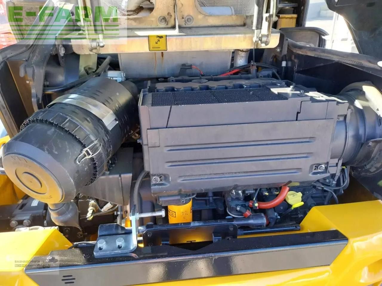 2013 JCB 409 engine compartment view 2013 JCB 409 engine compartment view