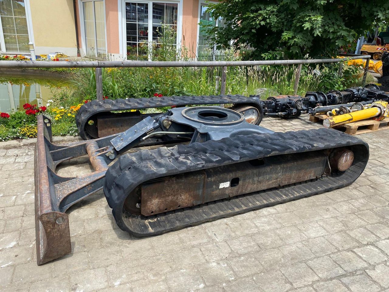 2005 Hitachi ZX50U-2 mini excavator undercarriage view 2005 Hitachi ZX50U-2 mini excavator undercarriage view