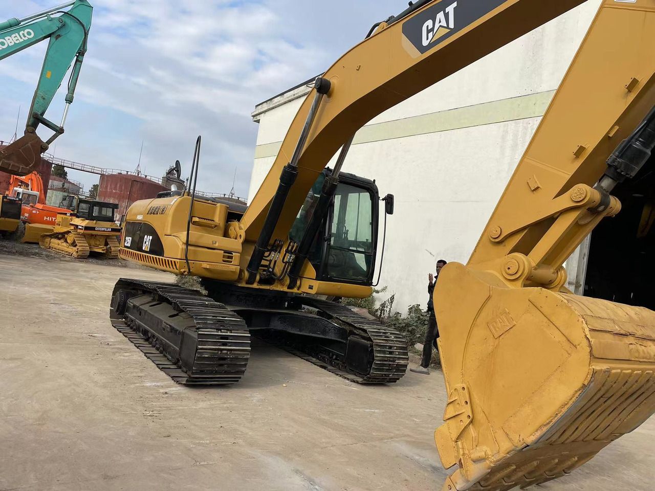 2016 Caterpillar 325D crawler excavator, side profile view 2016 Caterpillar 325D crawler excavator, side profile view