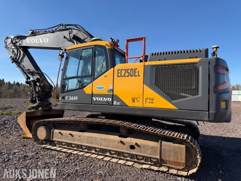 2021 Volvo EC250EL excavator, side view 2021 Volvo EC250EL excavator, side view