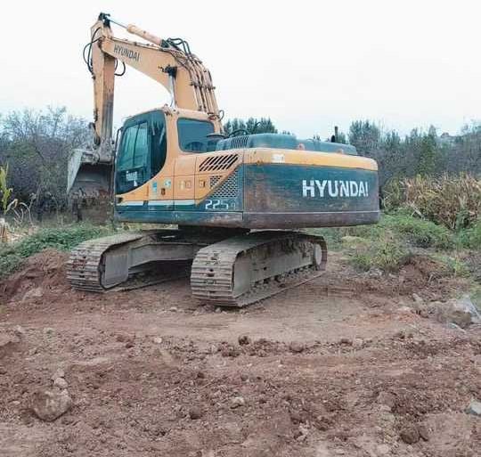 2026 Hyundai R225LC-9T crawler excavator, rear three-quarter view