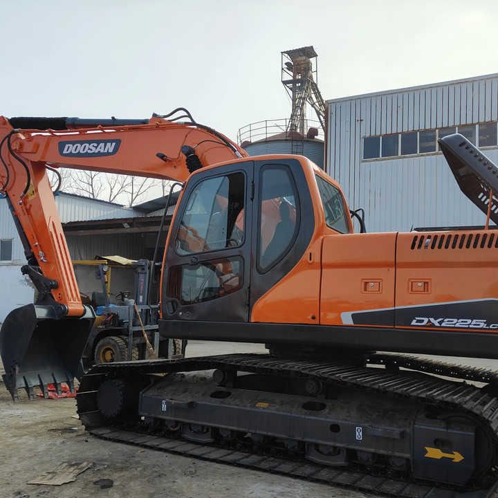 2010 Doosan DX225LC-9C crawler excavator, side profile view 2010 Doosan DX225LC-9C crawler excavator, side profile view