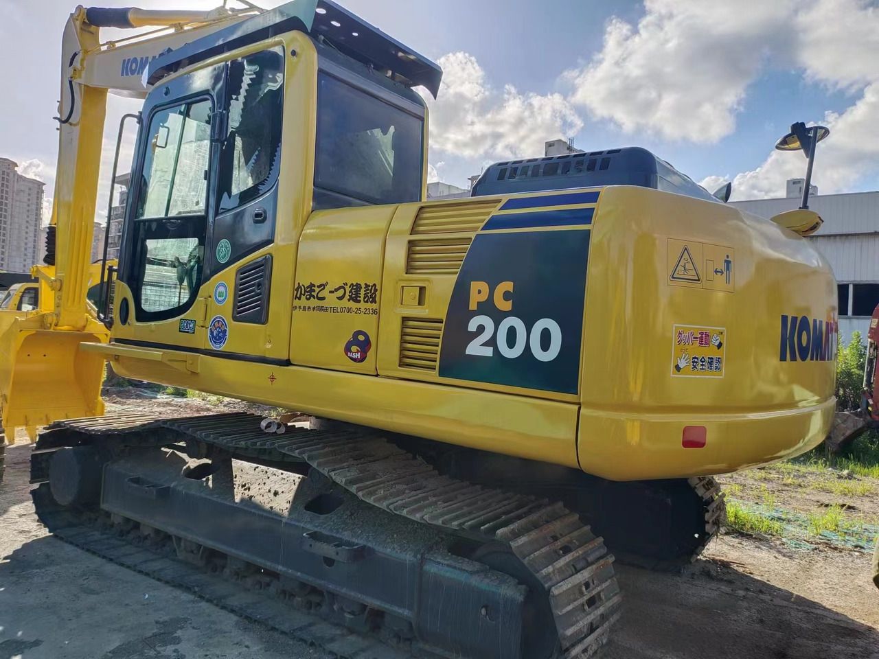Escavadora de rastos Komatsu PC200-8 de 2018, vista traseira a três quartos Escavadora de rastos Komatsu PC200-8 de 2018, vista traseira a três quartos