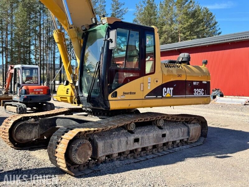 2005 Caterpillar 325C crawler excavator, side view 2005 Caterpillar 325C crawler excavator, side view