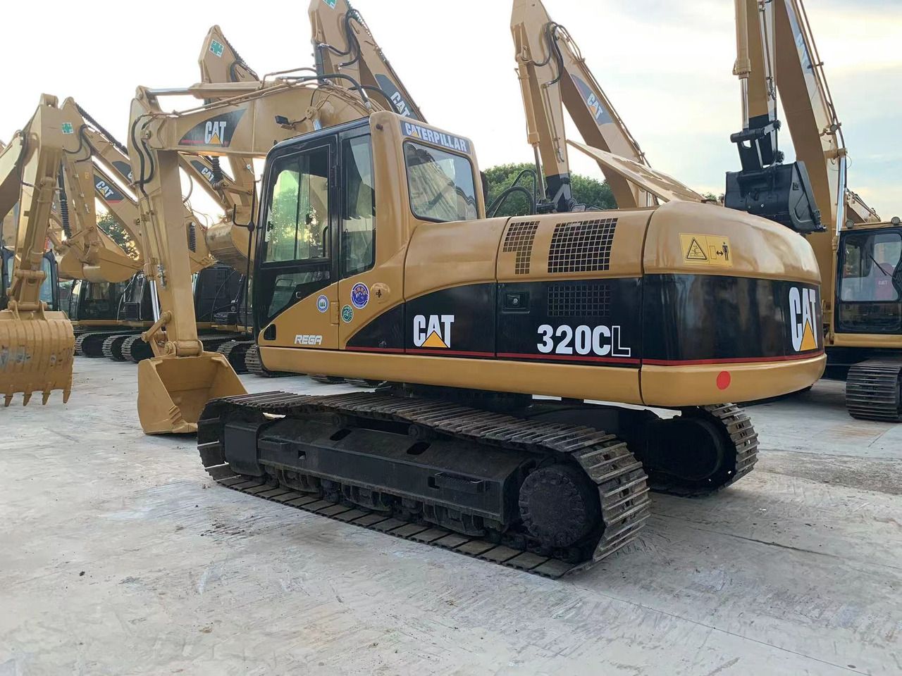 Escavatore cingolato Caterpillar 320CL del 2020, vista posteriore a tre quarti Escavatore cingolato Caterpillar 320CL del 2020, vista posteriore a tre quarti