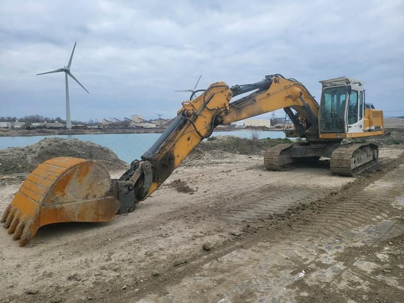 2004 Liebherr R934B HD-S crawler excavator, side view 2004 Liebherr R934B HD-S crawler excavator, side view