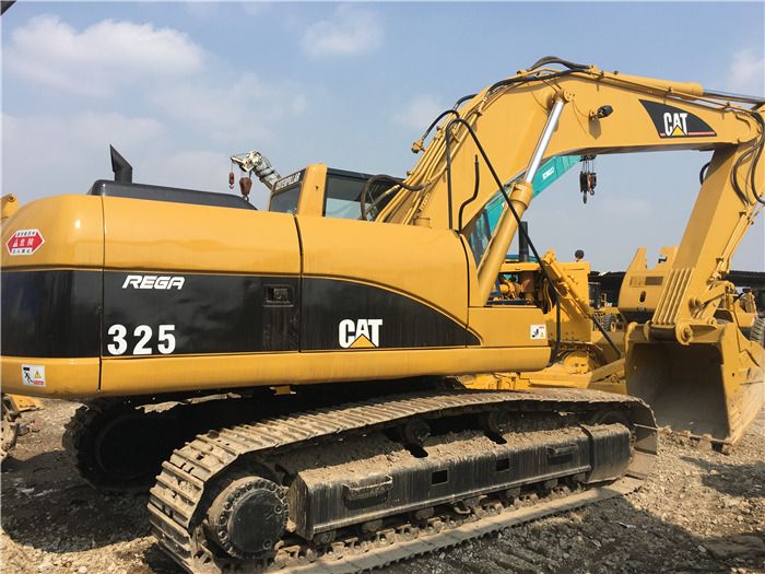 2015 Caterpillar 325 crawler excavator side view 2015 Caterpillar 325 crawler excavator side view