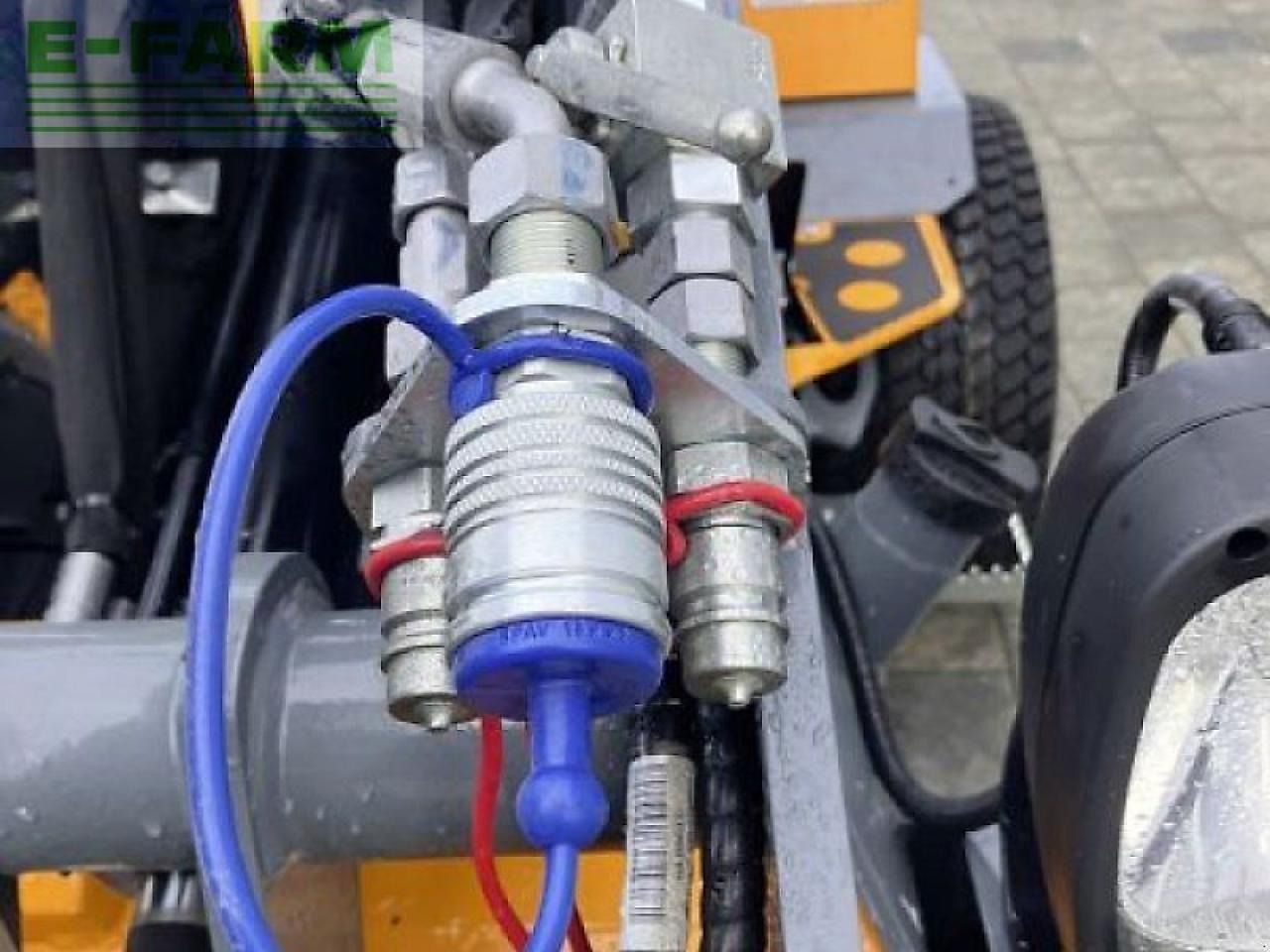 2023 Giant G1200 mini excavator hydraulic quick-connect detail 2023 Giant G1200 mini excavator hydraulic quick-connect detail