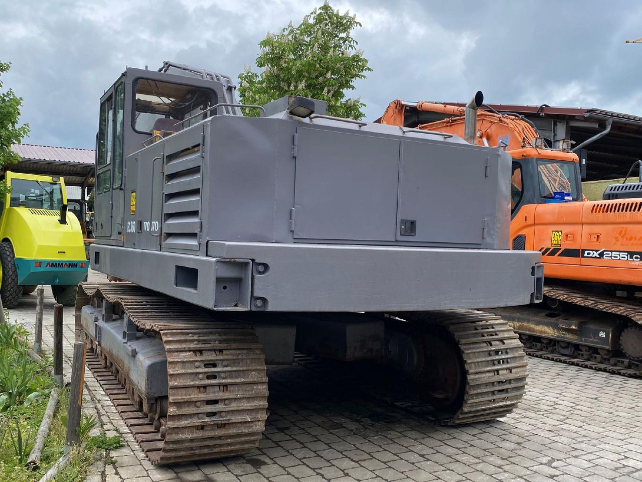 1993 Volvo EC300 crawler excavator, rear three-quarter view 1993 Volvo EC300 crawler excavator, rear three-quarter view