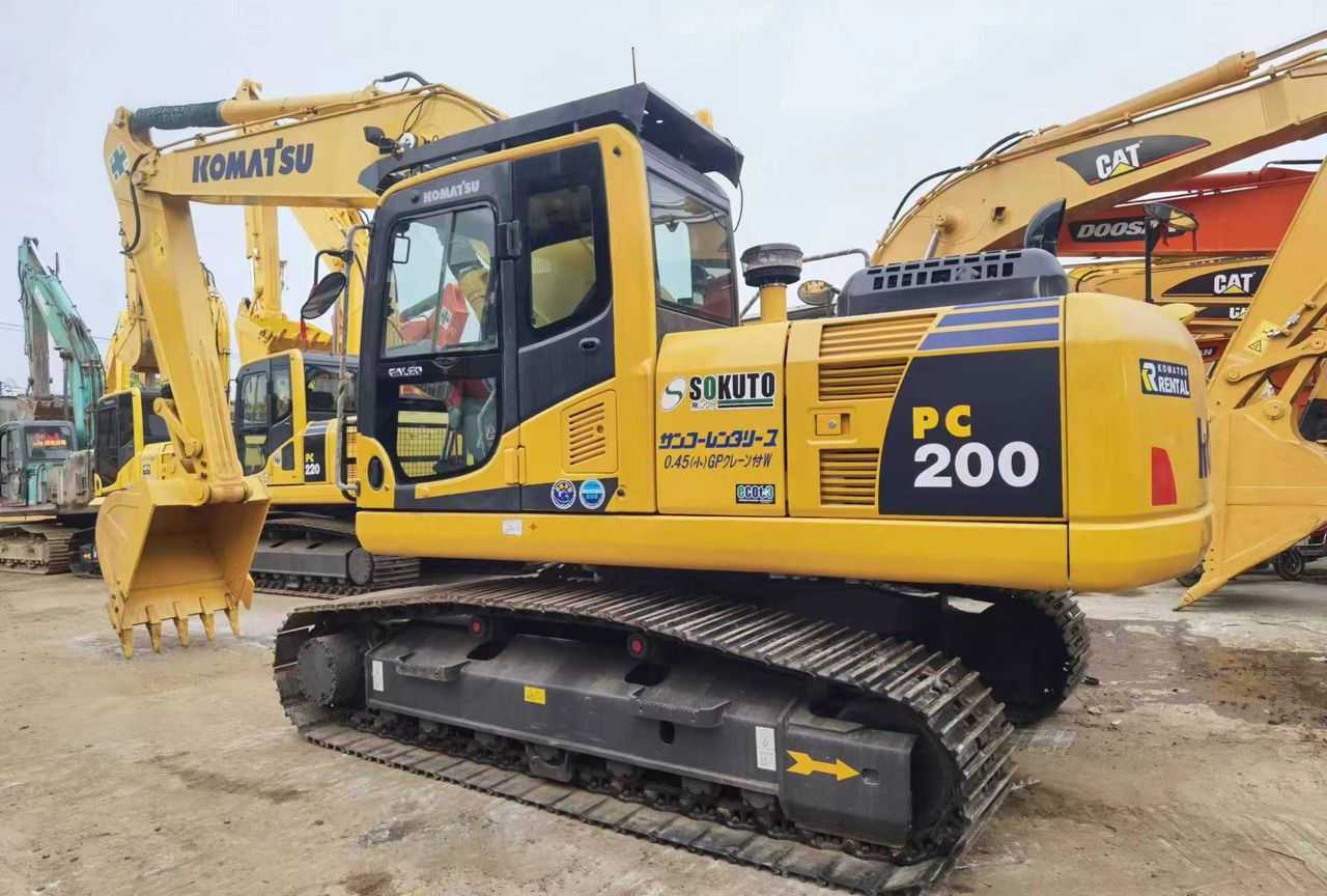 2023 Komatsu PC200 crawler excavator side view 2023 Komatsu PC200 crawler excavator side view