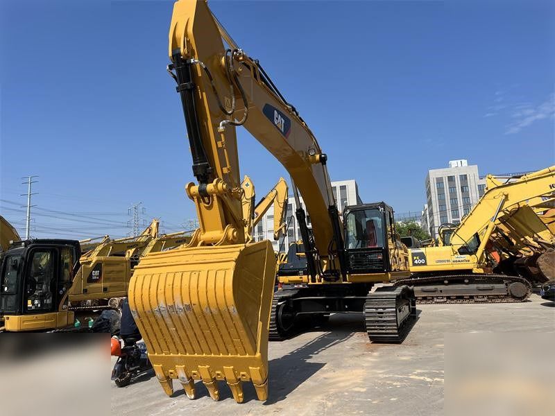 2022 Caterpillar 336D crawler excavator, front view with bucket raised 2022 Caterpillar 336D crawler excavator, front view with bucket raised