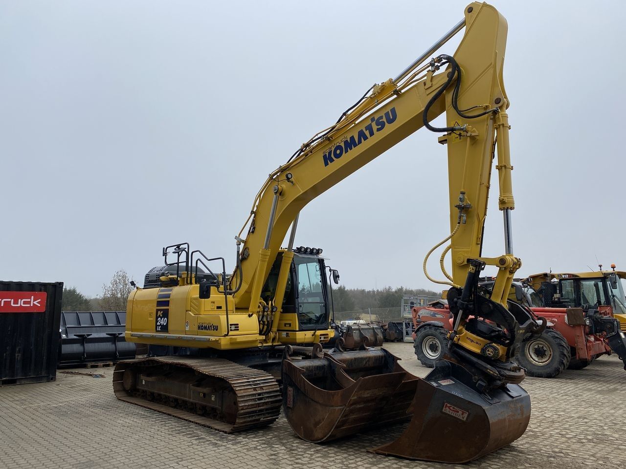 2021 Komatsu PC240LC-11 crawler excavator, side view 2021 Komatsu PC240LC-11 crawler excavator, side view