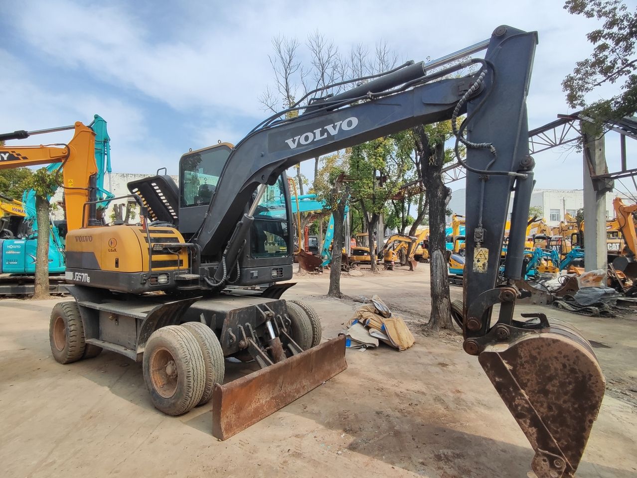 2016 Volvo LG670BM wheel excavator, side profile view