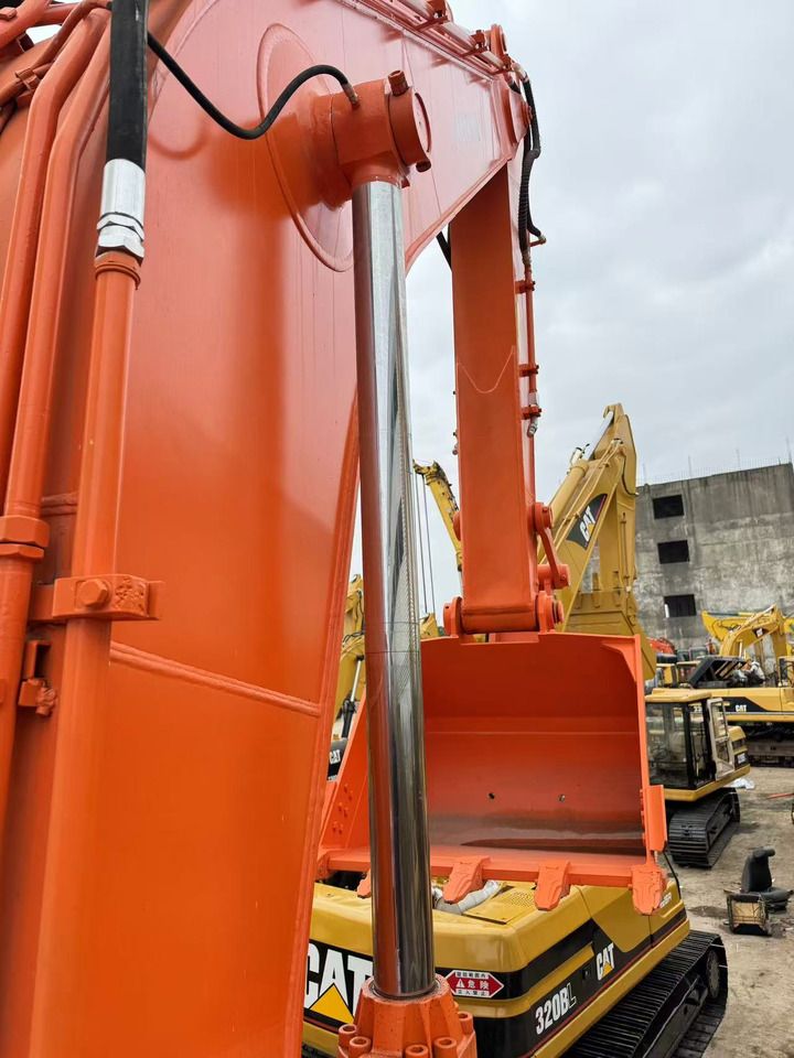 2018 Hitachi ZX350LC crawler excavator boom and hydraulic cylinder detail 2018 Hitachi ZX350LC crawler excavator boom and hydraulic cylinder detail