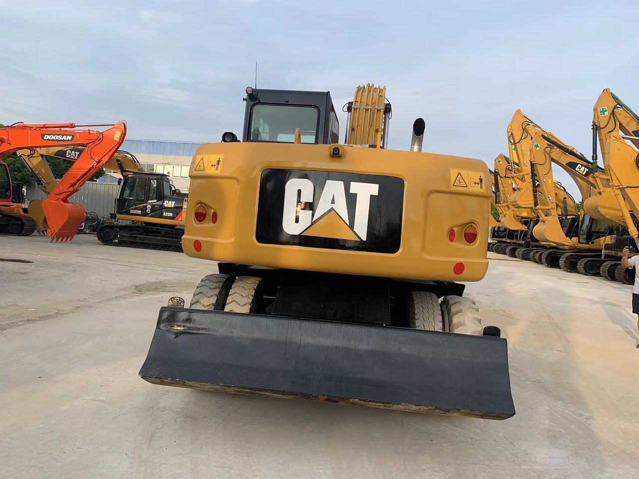 2021 Caterpillar M315D wheel excavator, rear view 2021 Caterpillar M315D wheel excavator, rear view
