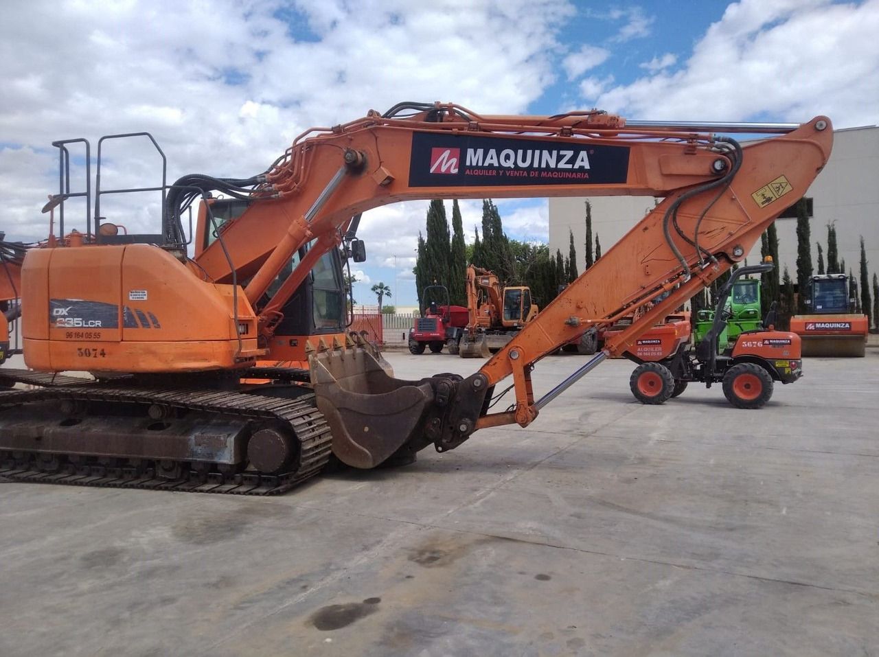 2014 Doosan DX235LCR crawler excavator, side profile view 2014 Doosan DX235LCR crawler excavator, side profile view