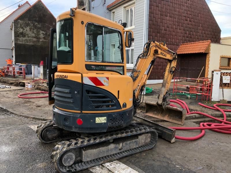 2013 Hyundai 27Z-9 mini excavator, rear three-quarter view 2013 Hyundai 27Z-9 mini excavator, rear three-quarter view
