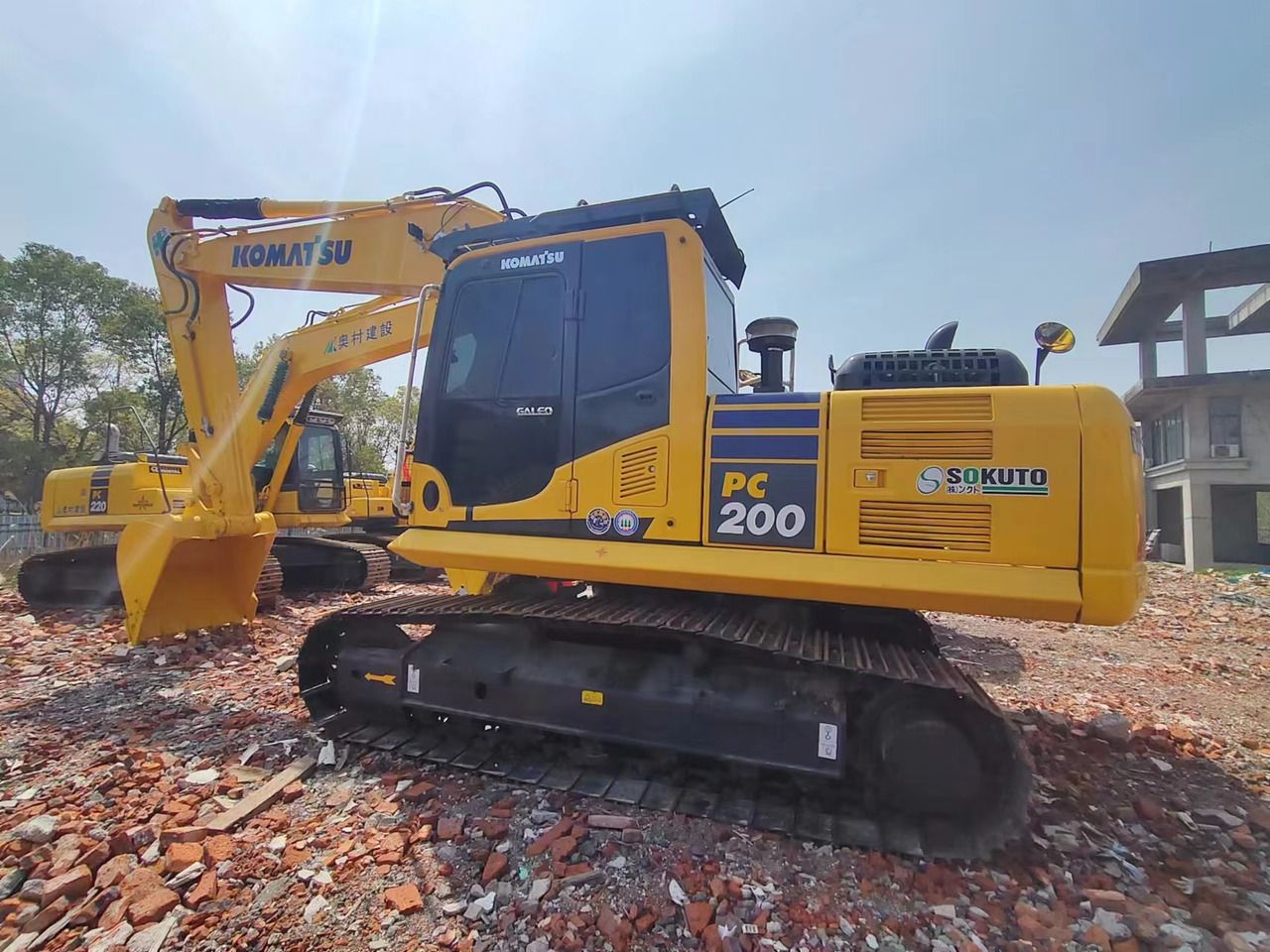 Gąsienicowa koparka Komatsu PC200-8 z 2023 r., widok z boku Gąsienicowa koparka Komatsu PC200-8 z 2023 r., widok z boku