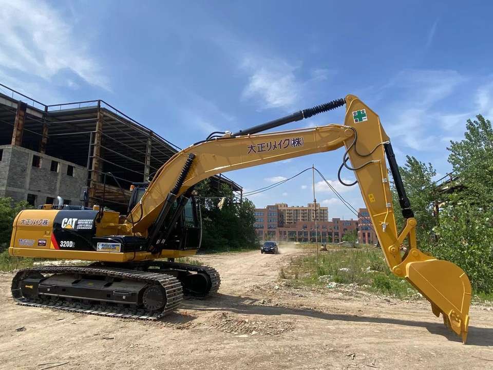 Escavatore cingolato Caterpillar 320D2 del 2018, vista laterale