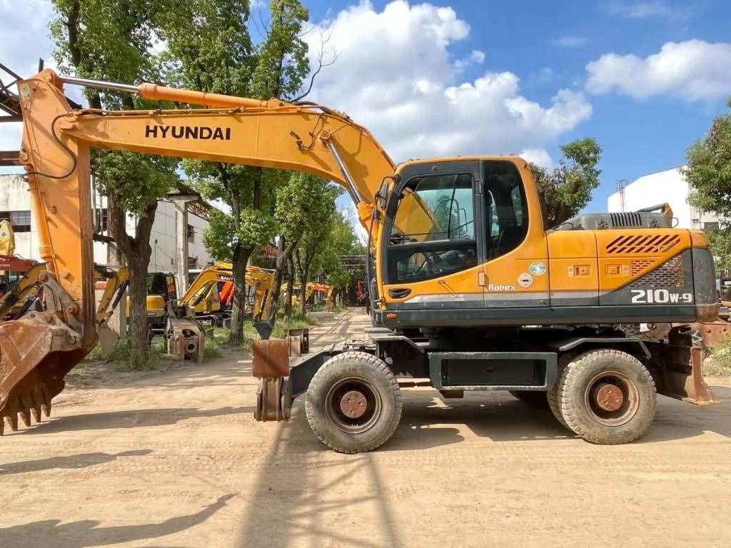 2023 Hyundai R210W-9 Escavatore Gomma