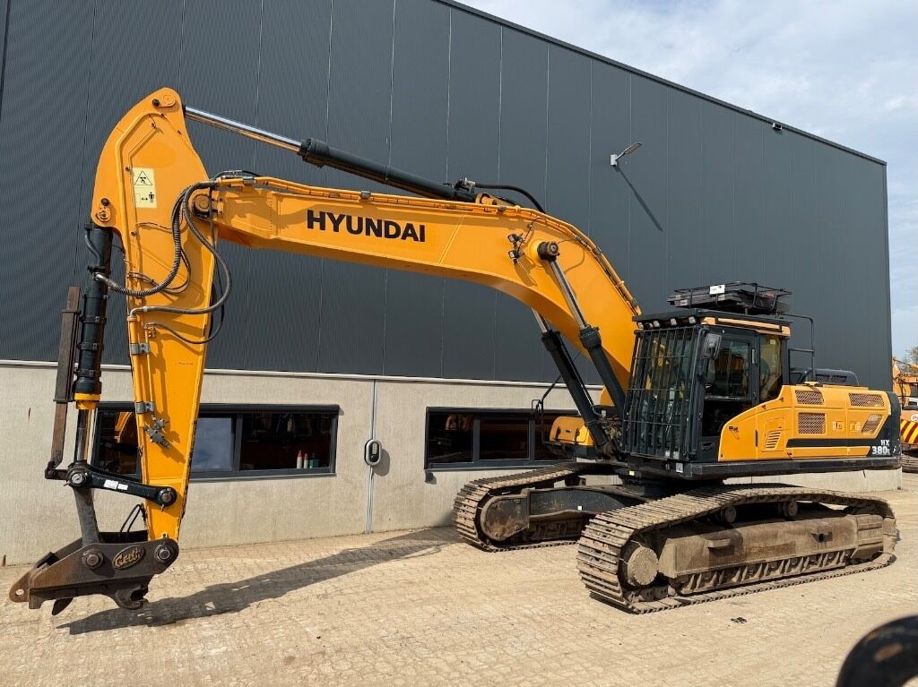 2017 Hyundai HX380L crawler excavator, side view 2017 Hyundai HX380L crawler excavator, side view