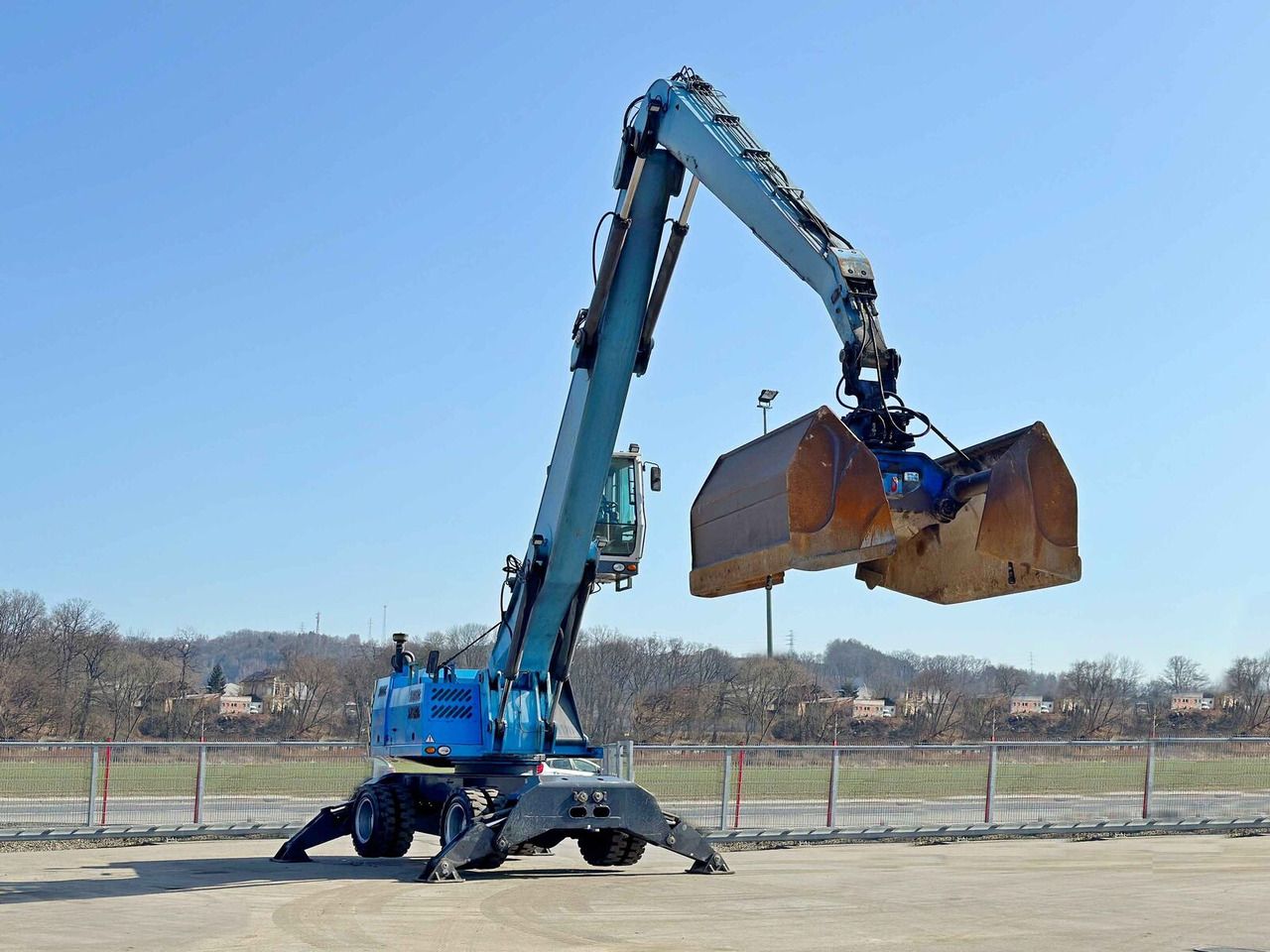 2011 Terex Fuchs MHL360 material handler, side view with clamshell bucket 2011 Terex Fuchs MHL360 material handler, side view with clamshell bucket