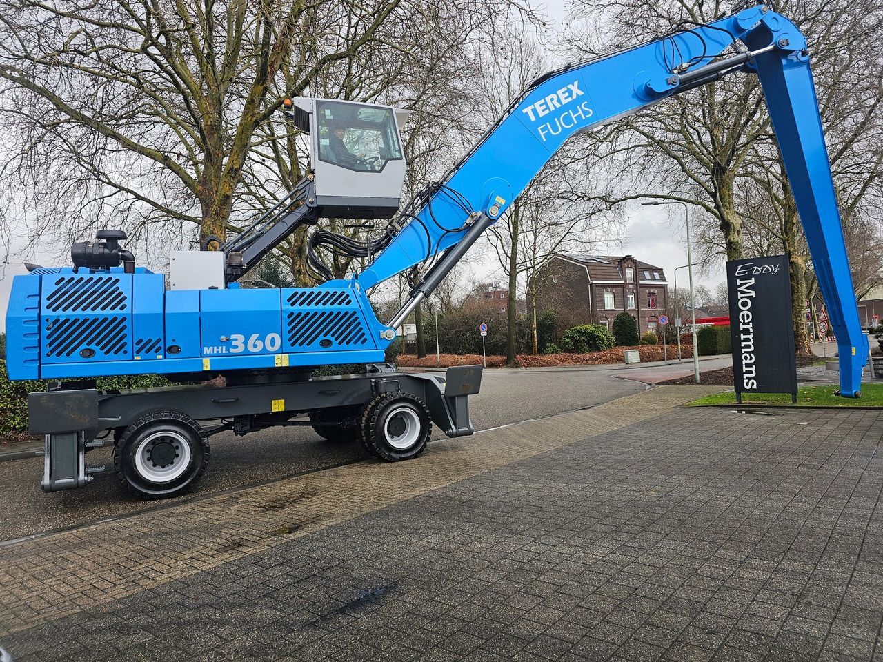 2012 Fuchs MHL360 material handler, side profile view 2012 Fuchs MHL360 material handler, side profile view