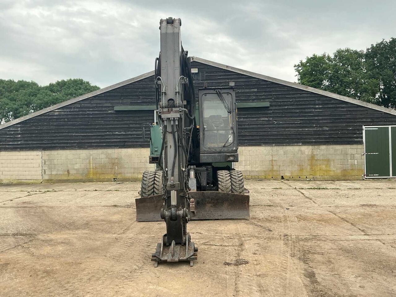 1998 Volvo EW200 wheel excavator front view 1998 Volvo EW200 wheel excavator front view