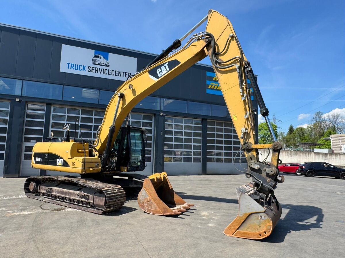 2011 Caterpillar 324D crawler excavator, side view 2011 Caterpillar 324D crawler excavator, side view