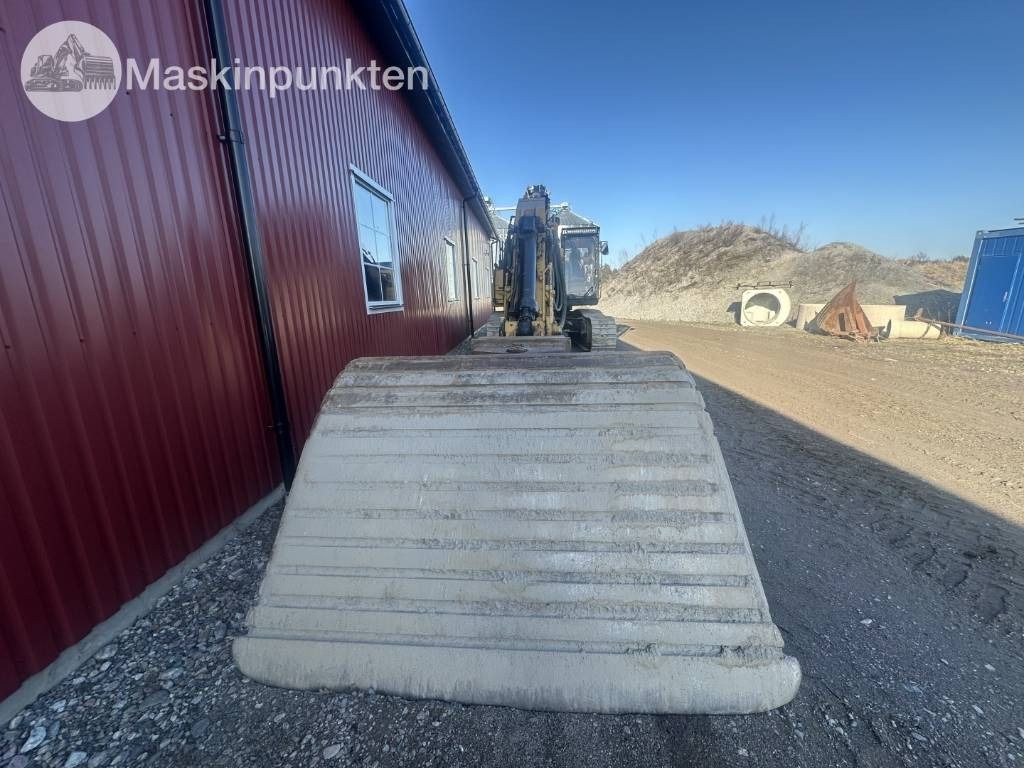 2017 Caterpillar 336FL crawler excavator rear view 2017 Caterpillar 336FL crawler excavator rear view
