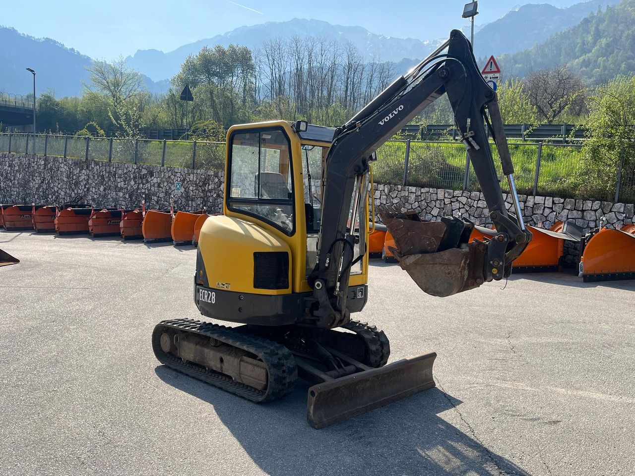 2006 Volvo ECR28 mini excavator, side view 2006 Volvo ECR28 mini excavator, side view