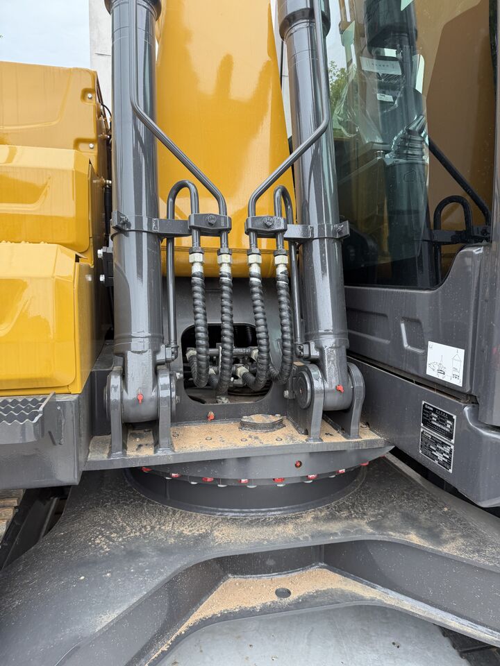 2026 XCMG XE135 crawler excavator boom hydraulic cylinders detail 2026 XCMG XE135 crawler excavator boom hydraulic cylinders detail