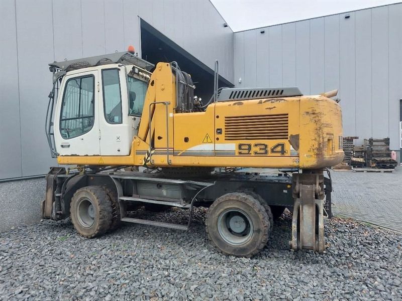 2011 Liebherr 934 material handler, side view 2011 Liebherr 934 material handler, side view
