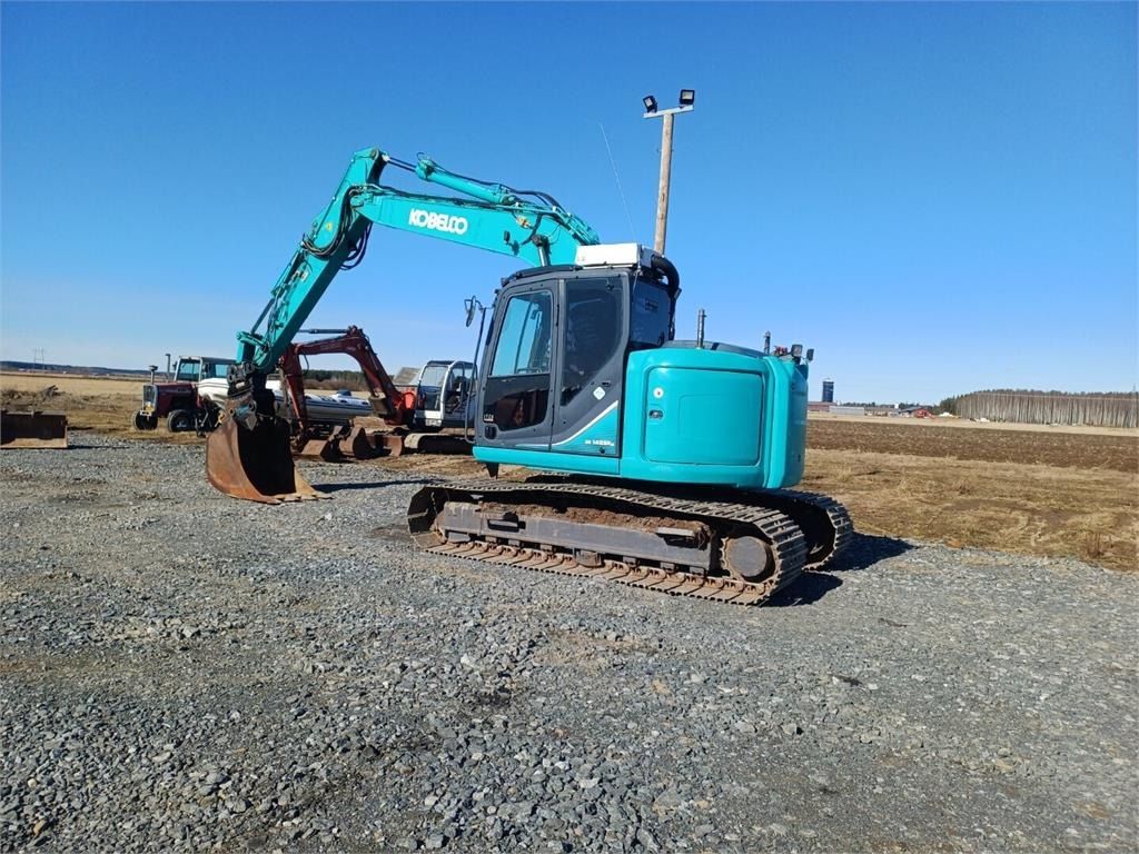 2013 Kobelco SK140SRLC-3 crawler excavator side view 2013 Kobelco SK140SRLC-3 crawler excavator side view