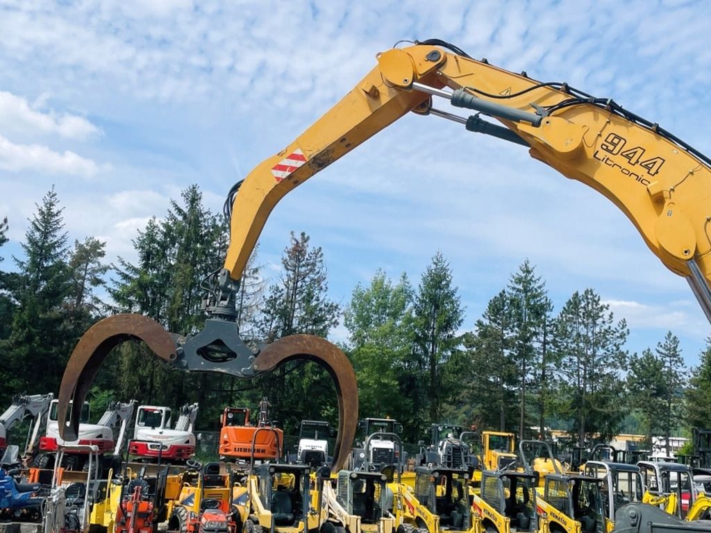 2004 Liebherr A944BHD material handler boom and grapple view 2004 Liebherr A944BHD material handler boom and grapple view