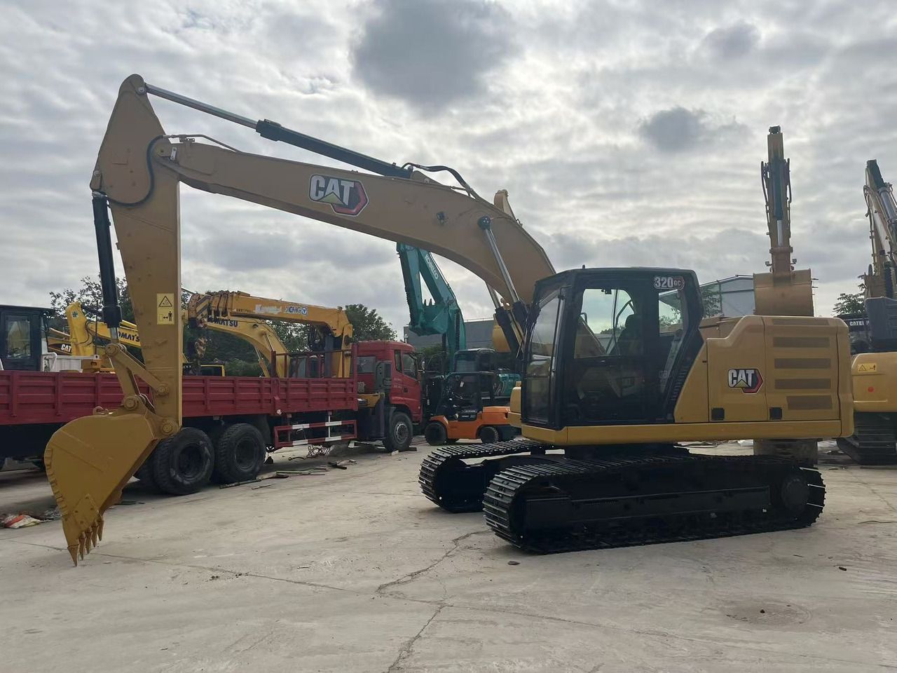 2023 Caterpillar 320GC crawler excavator, side profile view 2023 Caterpillar 320GC crawler excavator, side profile view