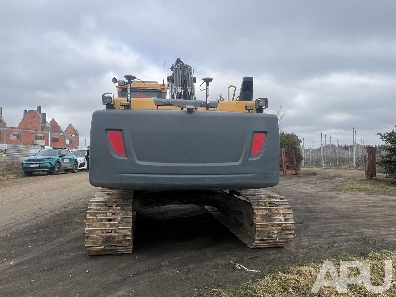 2013 Volvo EC220DL crawler excavator rear view 2013 Volvo EC220DL crawler excavator rear view