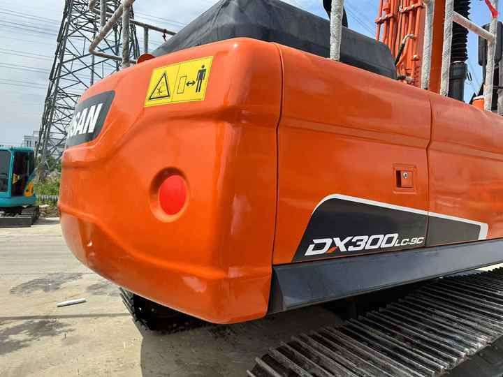2020 Doosan DX300LC-9C crawler excavator rear view 2020 Doosan DX300LC-9C crawler excavator rear view