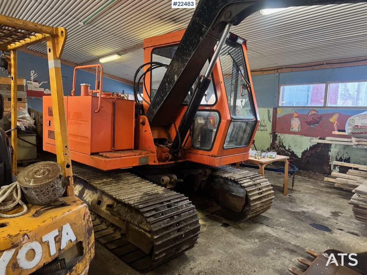 1986 Hitachi UH033 crawler excavator, side view