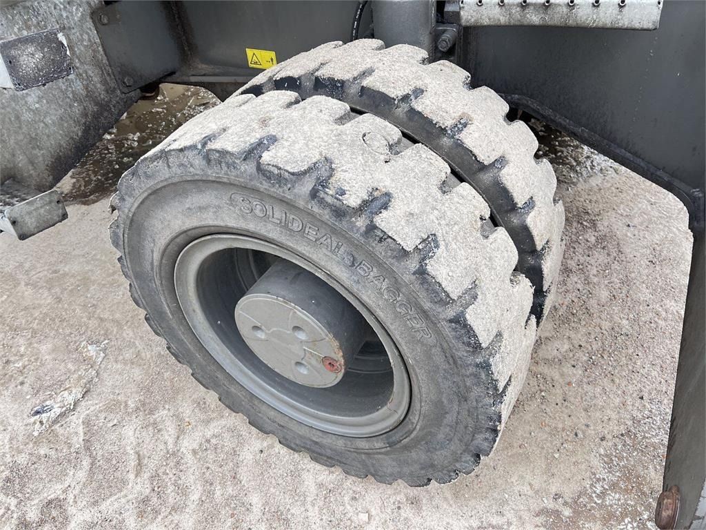 2011 Sennebogen 825 material handler dual tire detail 2011 Sennebogen 825 material handler dual tire detail
