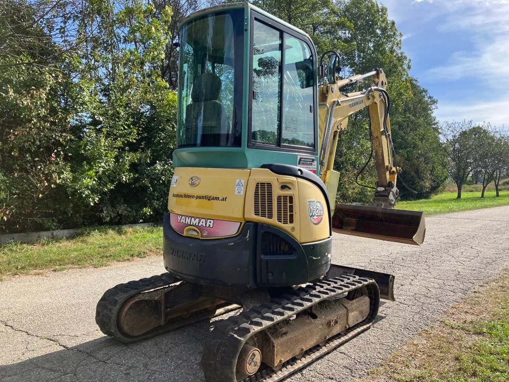 2013 Yanmar VIO25-4 mini excavator, front three-quarter view 2013 Yanmar VIO25-4 mini excavator, front three-quarter view
