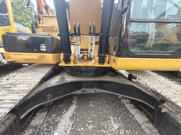 2022 Caterpillar 329D2 crawler excavator, close-up of the upper structure and boom base 2022 Caterpillar 329D2 crawler excavator, close-up of the upper structure and boom base