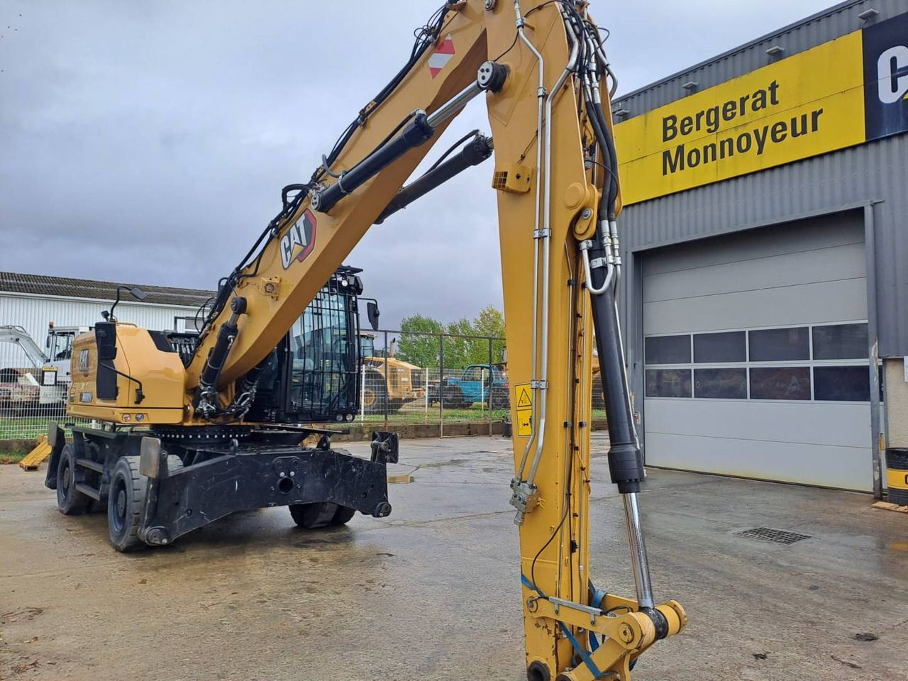 2021 Caterpillar MH3024 wheel excavator, side view 2021 Caterpillar MH3024 wheel excavator, side view