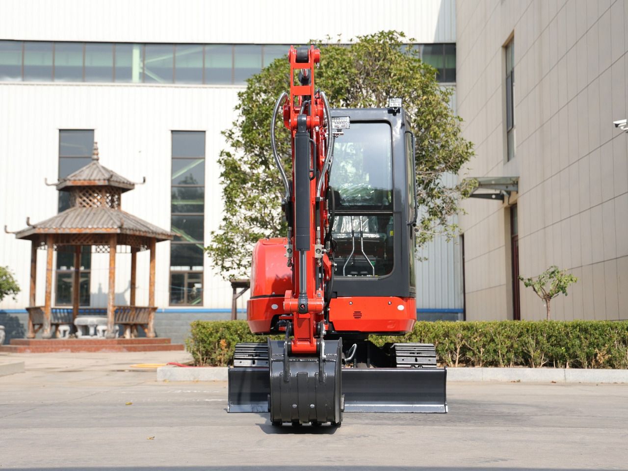 2025 Kubota MB 35 PLUS-VKSH mini excavator, front view 2025 Kubota MB 35 PLUS-VKSH mini excavator, front view