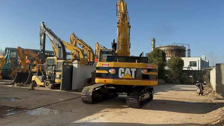 2020 Caterpillar 325BL crawler excavator, rear view 2020 Caterpillar 325BL crawler excavator, rear view