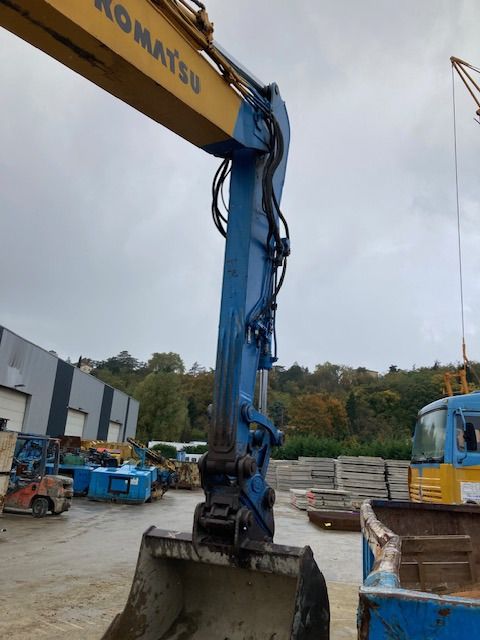 2007 Komatsu PC290NLC-8 crawler excavator boom and bucket detail 2007 Komatsu PC290NLC-8 crawler excavator boom and bucket detail