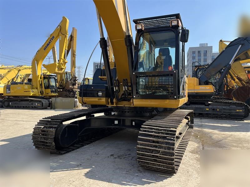 2020 Caterpillar 323D2L crawler excavator, front view 2020 Caterpillar 323D2L crawler excavator, front view